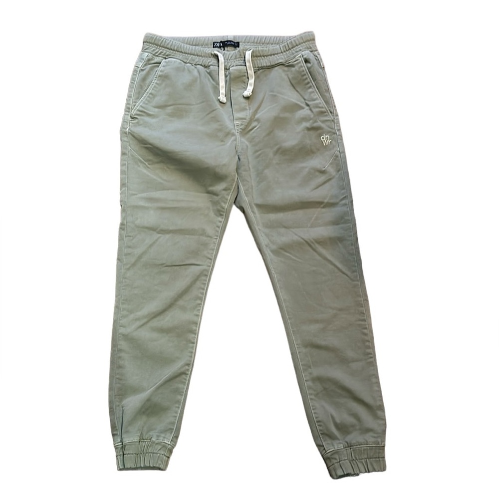 Gently used men’s Zara pants.  Fitted/ tapered leg.  Drawstring.  Large